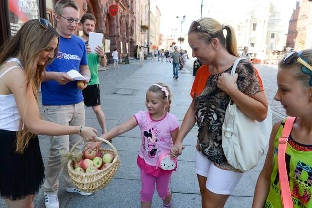 I młodzi, i starsi chętnie częstowali się jabłkami podczas wczorajszego happeningu pod Kopernikiem