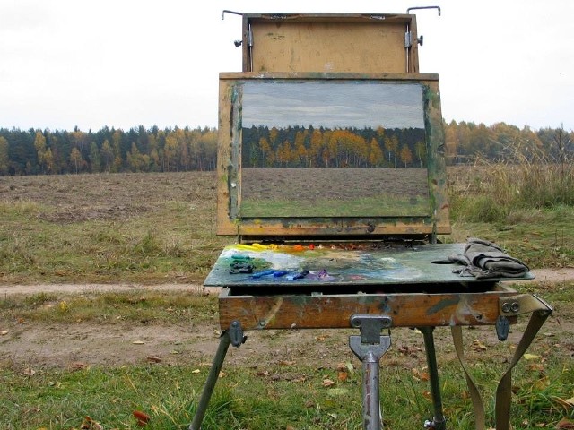 Tak maluje Aliaksandr Grishkevich - senior pleneru "Dolna Wisła&#8221;, w którym uczestniczą najznakomitsi artyści z Białorusi. Pan Aliaksandr tworzy w Dolinie Dolnej Wisły trzeci raz.