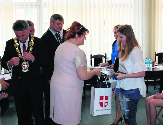 Nagrody dla wyróżniających się uczniów szkół z terenu miasta i gminy Lipsko wręczały władze samorządowe.