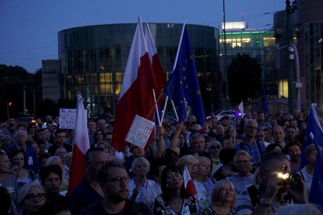 Zdaniem protestujących zmiany w ustawach jeszcze bardziej upolityczniają sądy.