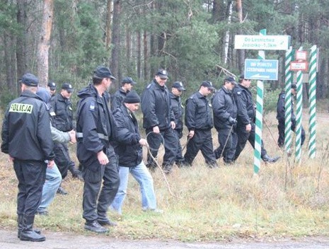 Dziś ponad stu policjantów przeczesywało las w okolicach trasy nr 8 w poszukiwaniu narzędzia zbrodni