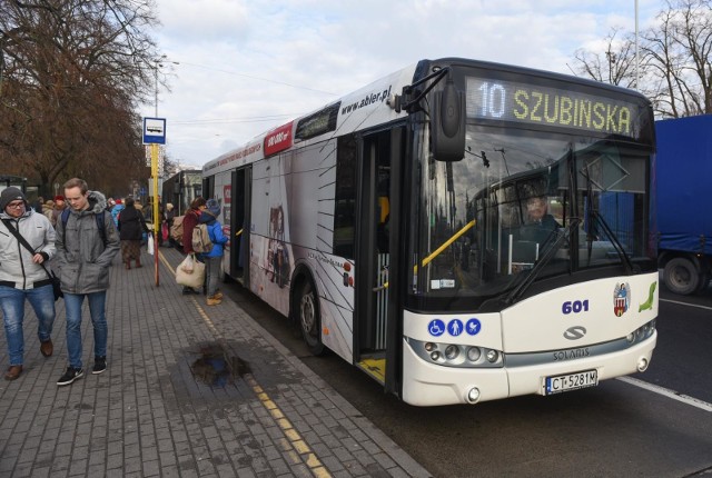 Od dziś, 31 grudnia, do 6 stycznia będą zmiany w rozkładach jazdy komunikacji miejskiej w Toruniu. - W okresie Nowego Roku w Toruniu będzie inaczej funkcjonowała komunikacja miejska oraz kasy biletowe MZK. W Sylwestra od godz. 18 do godz. 4 1 stycznia 2020 r. miejskimi autobusami i tramwajami jeździmy za darmo. Przypominamy także, że do 6 stycznia na linii nr 1 kursuje nasz świąteczny tramwaj - mówi Sylwia Derengowska, rzeczniczka Miejskiego Zakładu Komunikacji w ToruniuJakie dokładnie zmiany nas czekają?