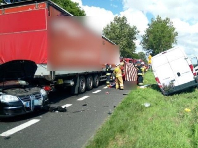 W groźnym wypadku uczestniczyły aż cztery pojazdy.