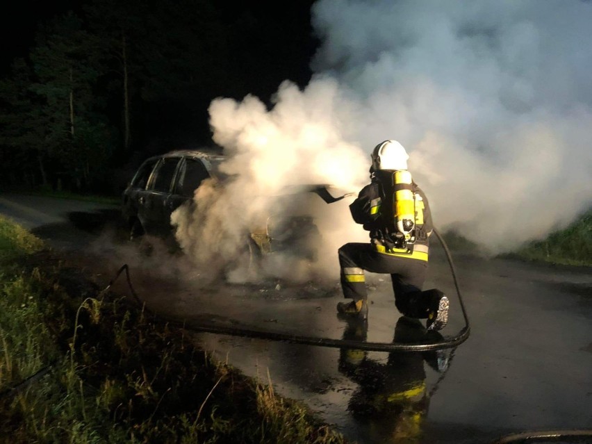 Pożar samochodu w Kolonii Ossie w gminie Odrzywół. Volvo zapaliło się w czasie jazdy i spłonęło doszczętnie