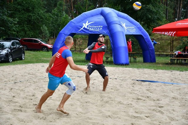 Podczas Amatorskiego Turnieju Plażowej Piłki Siatkowej w Kozienicach spotkania rozgrywano na dwóch boiskach.