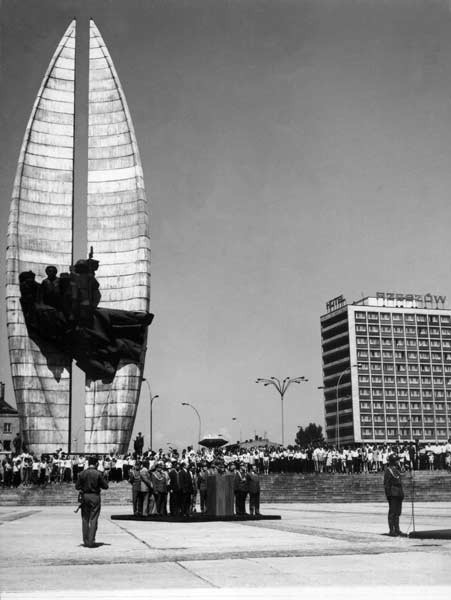 Maj 1974 rok. Uroczystość przed pomnikiem.