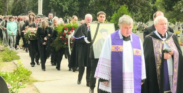 Kondukt żałobny na pogrzebie dziekana Wojciecha Korpali