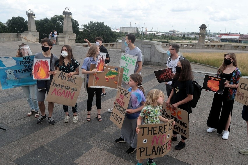 Młodzi ludzie protestowali przed kuratorium w sprawie klimatu
