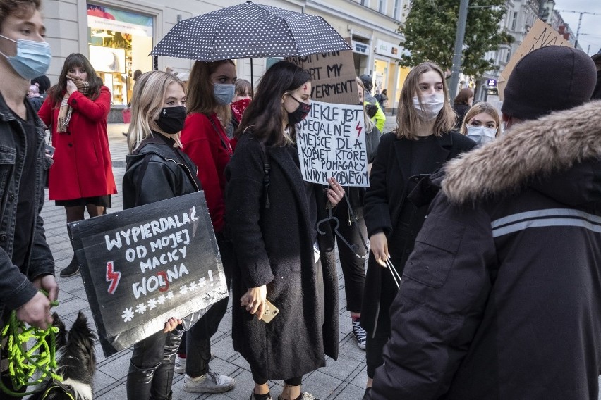 Strajk kobiet w Poznaniu: Coraz więcej osób wychodzi na...