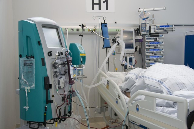 W szpitalach przybywa chorych na COVID-19. Prawie 400 pacjentów podłączonych jest do respiratorów.