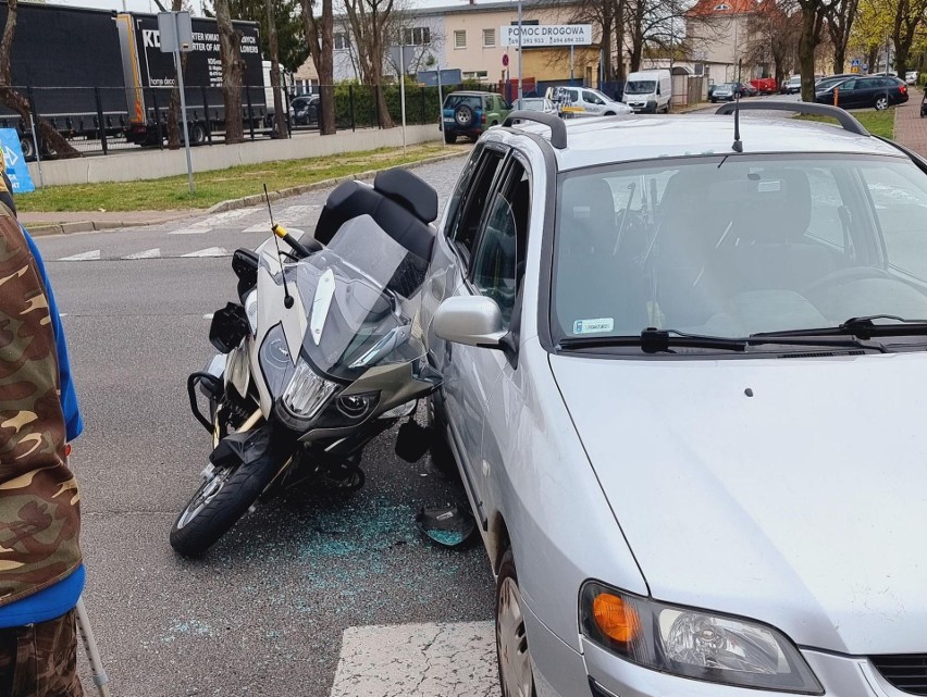 Motocykl uderzył w bok samochodu osobowego.