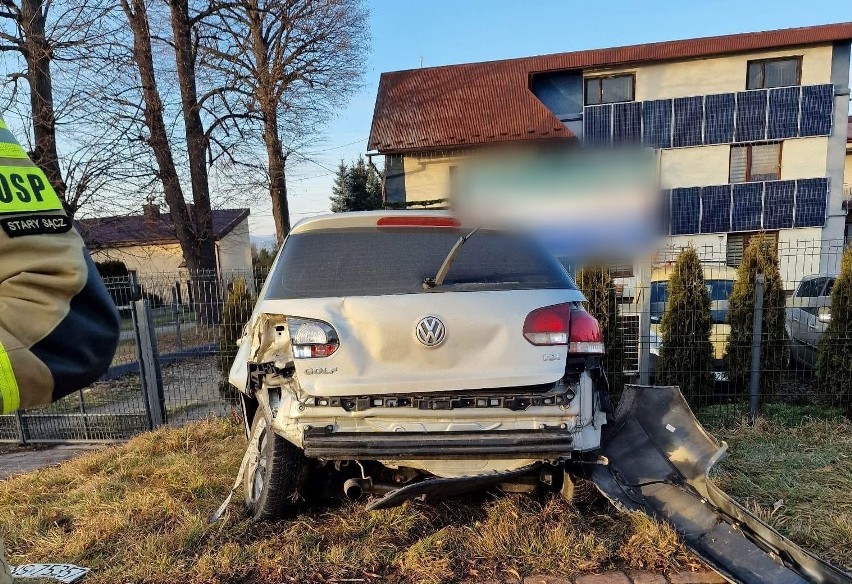 Stary Sącz. Na ul. Jana Pawła II zderzyły się dwa samochody marki volkswagen. Jedna osoba znalazła się w szpitalu