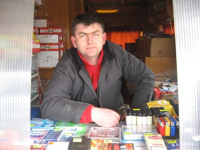 Mirosław Dragan z Tuczna sprzedaje wyroby tytoniowe i miód własnej produkcji. - Wszyscy tu jesteśmy uzależnieni od klienta. Jak on odczuwa kryzys, to my także - tłumaczył.