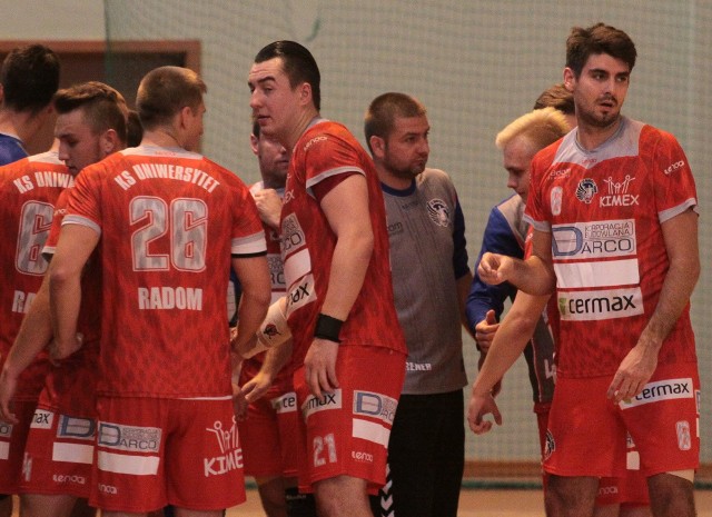 Uniwersytet Radom przegrał na wyjeździe z Moto-Jelcz Oława w meczu 4. kolejki pierwszej ligi.
