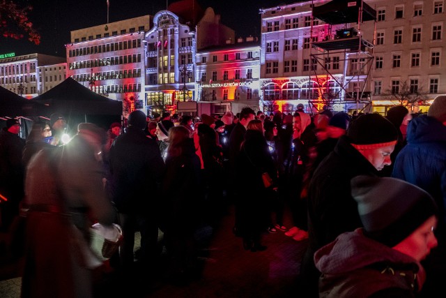 Efekty pirotechniczne, laserowe i świetlne najnowszej generacji - tak wyglądał pokaz Światło Zwycięstwa Poznań 2019 na placu Wolności w Poznaniu. Widowisko historyczne przyciągnęło tłumy poznaniaków.Kolejne zdjęcie --->