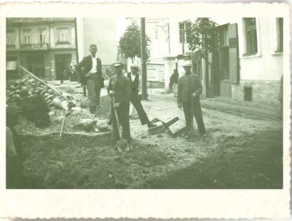 Budowa kanalizacji na ul. Kilińskiego w 1937 r. Ze zbiorów Muzeum Podlaskiego w Białymstoku.