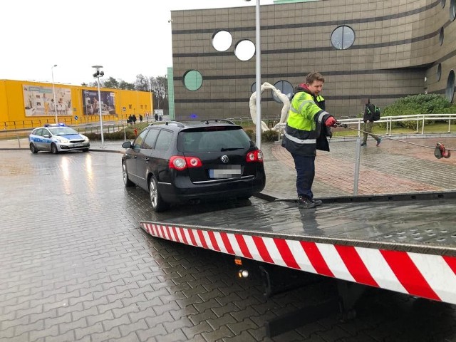 Zielonogórska policja w sobotę, 4 stycznia, przyjechała na interwencję dotyczącą nieprawidłowo zaparkowanych samochodach przed wejściem do basenu i hali CRS. Wezwano pomoc drogową, która odholowała samochody.Nieprawidłowe parkowanie przy wejściu do CRS to problem od chwili otwarcia hali. Kierowcy nie zwracają uwagi na zakaz parkowania przy wejściu do obiektu. Po prostu chcą stanąć jak najbliżej wejścia, choć do ich dyspozycji jest wielki parking, na którym miejsc nie brakuje.Policja dostała zgłoszenie dotyczące nieprawidłowo zaparkowanych samochodów. Na miejsce została wezwana laweta pomocy drogowej. – Odholowaliśmy cztery samochody – mówi Marek Dziubałka z pomocy drogowej.Właściciele będą musieli teraz pokryć koszty holowania swoich samochodów oraz uiścić opłatę urzędową. Zapłacą również mandat za nieprawidłowe parkowanie. Koszt może sięgnąć nawet 1 tys zł.Czytaj także: Korytarz życia na drodze. Jak go utworzyć? Wystarczy przestrzegać kilku zasad!Zobacz wideo: Samochód, który parkuje sam. Chiński gigant zaprezentował nowy system oparty na sztucznej inteligencjiwideo: Xinhua