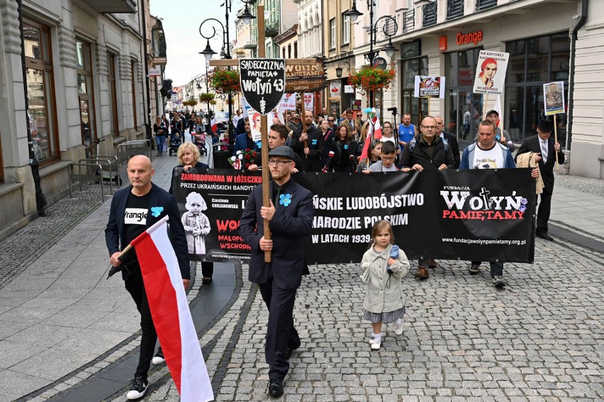 Nowy Sącz. Sądeczanie pamiętali o rocznicy Zbrodni Wołyńskiej 1943. Nie obyło się jednak bez antyukraińskich akcentów. Mamy zdjęcia