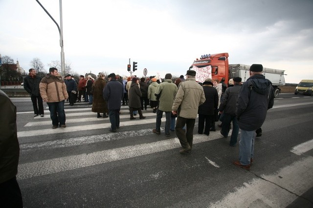 Mieszkańcy Szydłowca blokowali trasę krajową numer 7 w Szydłowcu, na skrzyżowaniu obwodnicy z ulica Jastrzębską