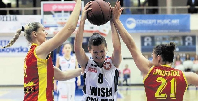 Justyna Żurowska-Cegielska (w środku) w meczu z wrocławiankami zdobyła dla Wisły 15 punktów