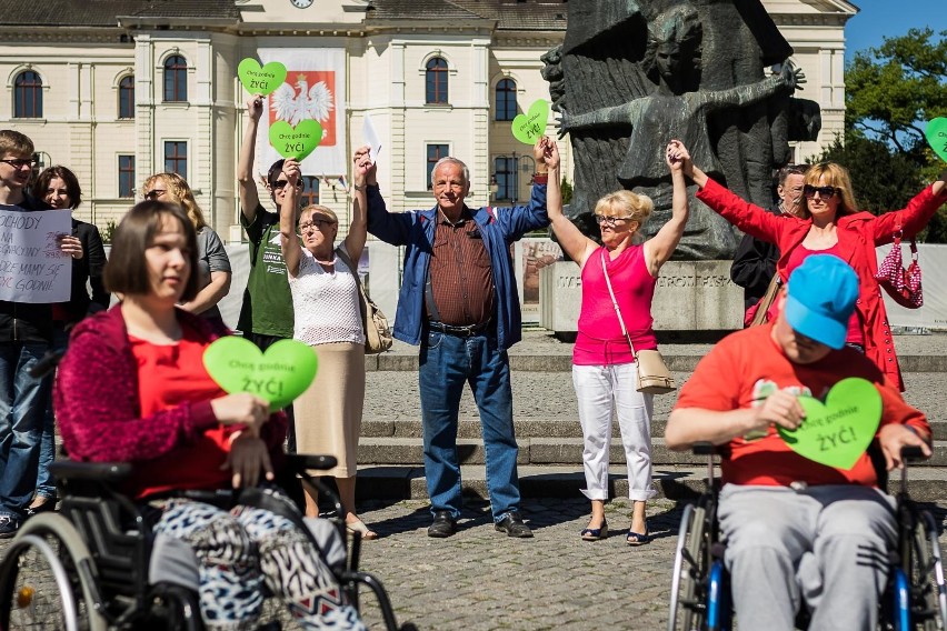 Opiekunowie i rodzice osób niepełnosprawnych protestowali w...