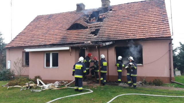 Ogień rozprzestrzeniał się szybko, bo przedwojenny budynek miał wiele elementów drewnianych.