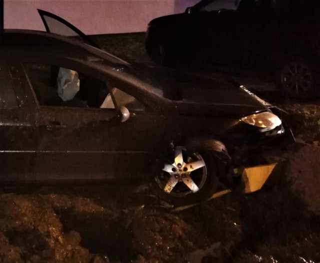 Peugeot wyleciał z drogi i uszkodził gazociąg w Jastrzębiu-Zdroju Zobacz kolejne zdjęcia. Przesuwaj zdjęcia w prawo - naciśnij strzałkę lub przycisk NASTĘPNE