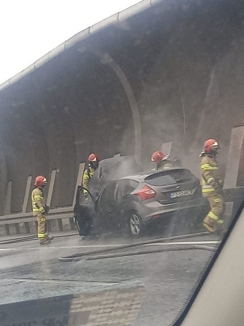 Pożar samochodu na Autostradowej Obwodnicy Wrocławia...