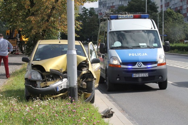 Tragedia w Inowrocławiu. Samochód osobowy uderzył w słup, kierowca zmarł.