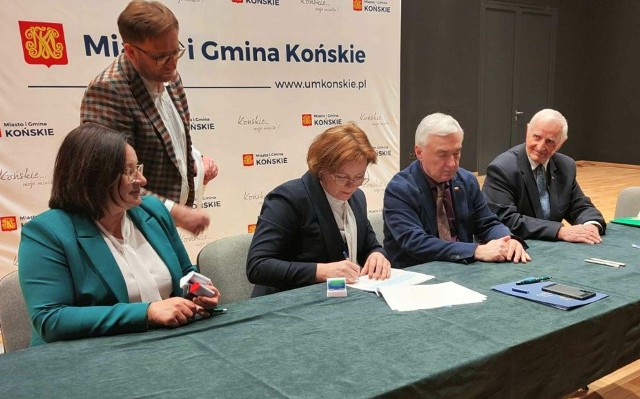 Umowę podpisuje zastępca wójta gminy Mirzec, Anna Piątek