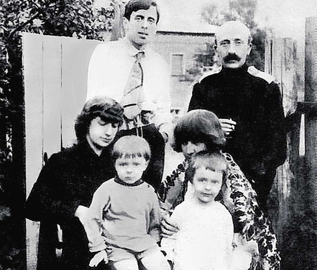 Szczęśliwe lata: Anastazja Cwietajewa z synkiem Andriuszą, Marina Cwietajewa z córką Ariadną, za nimi mąż Mariny Siergiej Efron i przyjaciel rodziny A.M. Minc. 1916 r.
