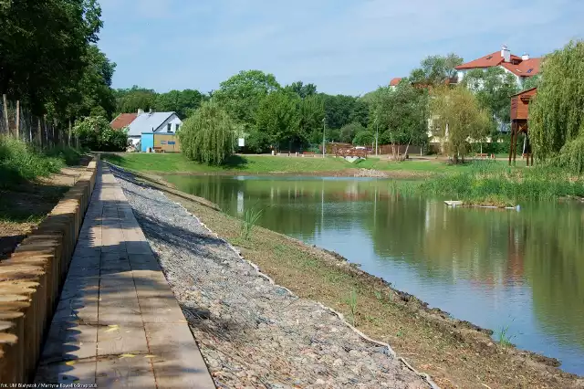 Powierzchnia stawu po przebudowie wynosi 9 600 m2, a głębokość maksymalna to 2,5 m.