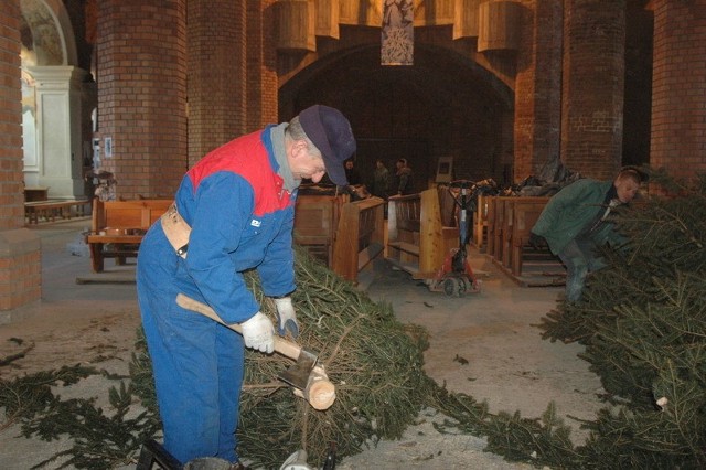 Od kilku dni trwa wielkie sprzątanie i przygotowywanie do świąt najstarszego głogowskiego kościoła - kolegiaty. Pomagają przy tym pracowici parafianie.