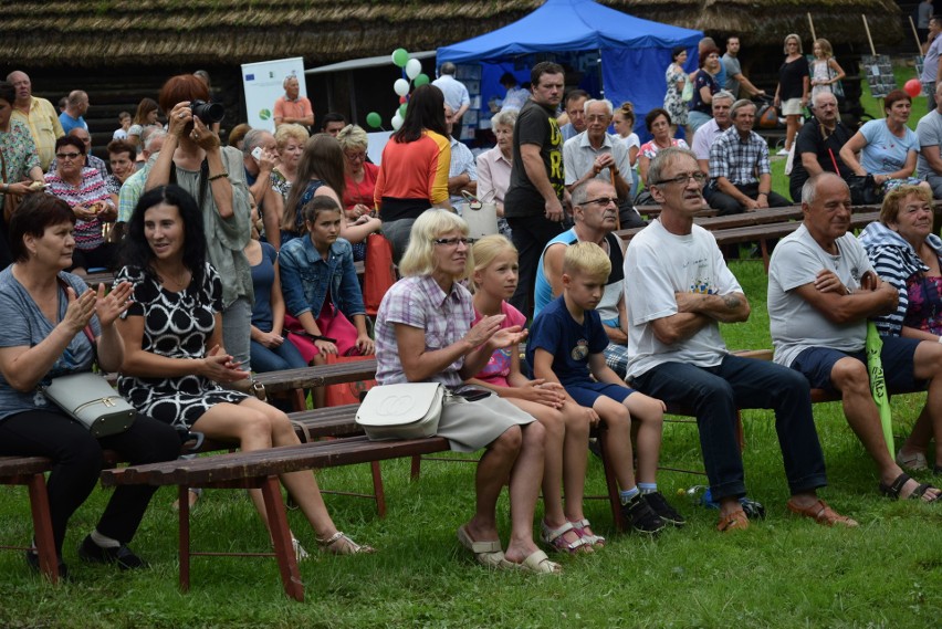 Szymbark. XV Panorama Kultur. W skansenie głośno gra muzyka, jest mnóstwo ludzi, są stoiska z rękodziełem, gospodynie częstują pysznościami