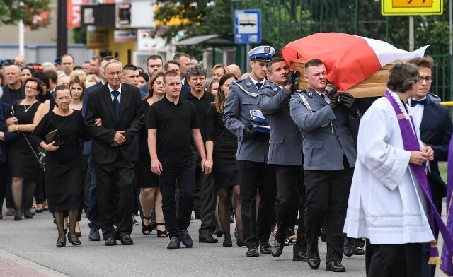 W czwartek w Grudziądzu odbył się pogrzeb tragicznie zmarłego policjantaWięcej zdjęć:  Pogrzeb tragicznie zmarłego policjanta ZDJĘCIA;nf 