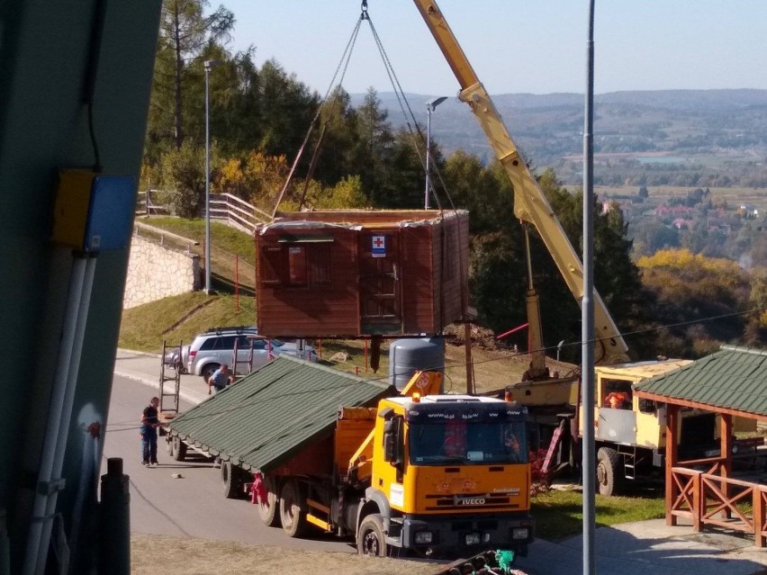 Z górnej stacji, dyżurka ratowników i kasa, trafią na dolną...