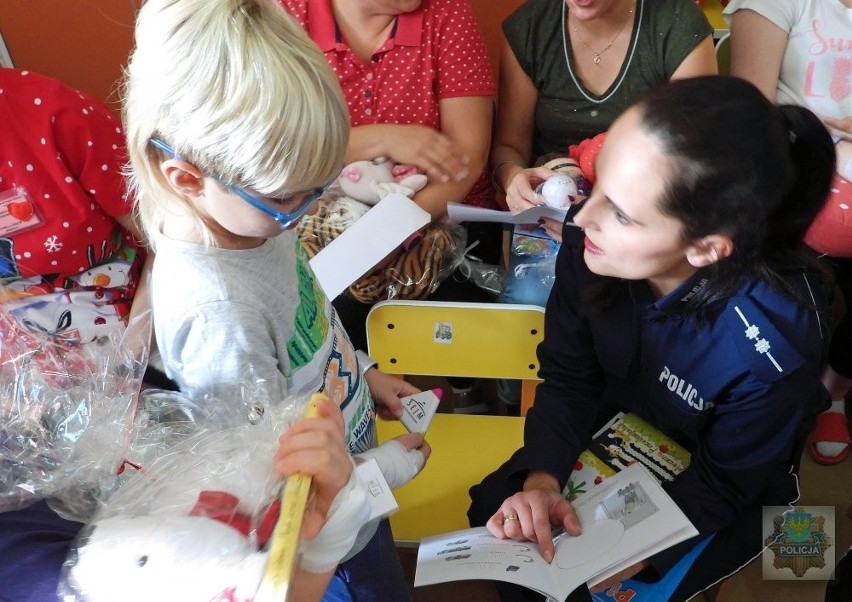 Mikołajki w szpitalu w Opolu. Maskotki, książki, gry i słodycze dla chorych dzieci