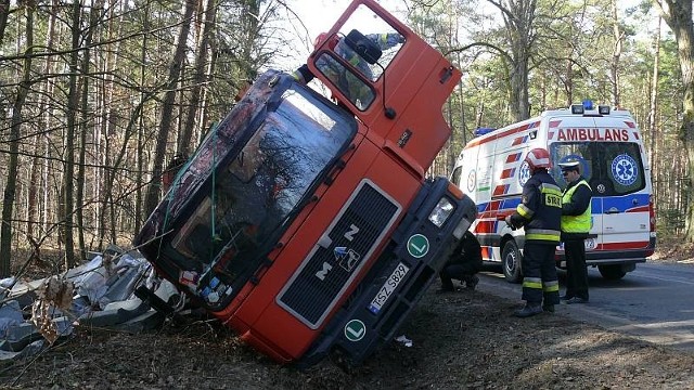 W Czernicy, ciężarówka załadowana kostką brukową wjechała do rowu i przewróciła się na bok.
