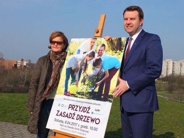 Ogrodnik miejski Grażyna Rącka i prezydent Opola Arkadiusz Wiśniewski.