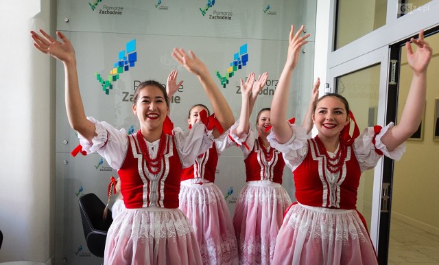 Zespół Pieśni i Tańca Szczecinianie wyjeżdża na największy folkowy festiwal w Stambule.  Przed wyjazdem spotkali się z marszałkiem województwa Olgierdem Geblewiczem.Polecamy również: Zdjęcia z imprez w Szczecinie. Zobacz więcej!Zobacz także:  To nas kręci odc. 12: Oni zabiorą cię w podróż do Brazylii [WIDEO]