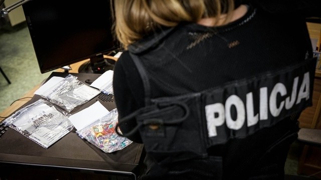 W mieszkaniu 31-latka policja zabezpieczyła komputery, telefony komórkowe oraz inne przedmioty, związane ze sprawą