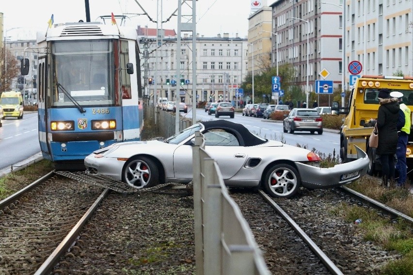 Kierowca porsche stracił panowanie nad autem, wpadł w...