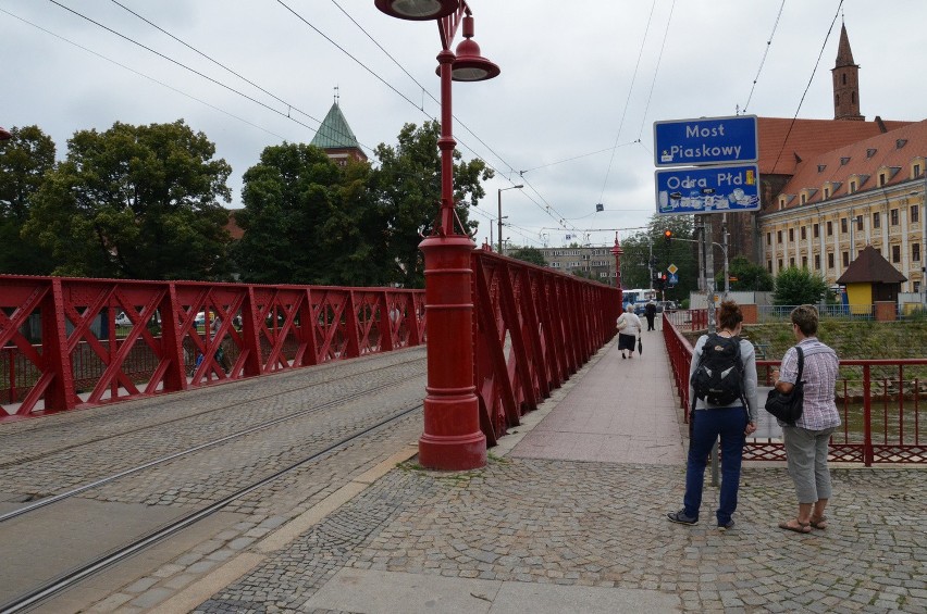 Wrocław: Wypadek na moście Piaskowym. Mężczyzna wpadł do Odry i zniknął