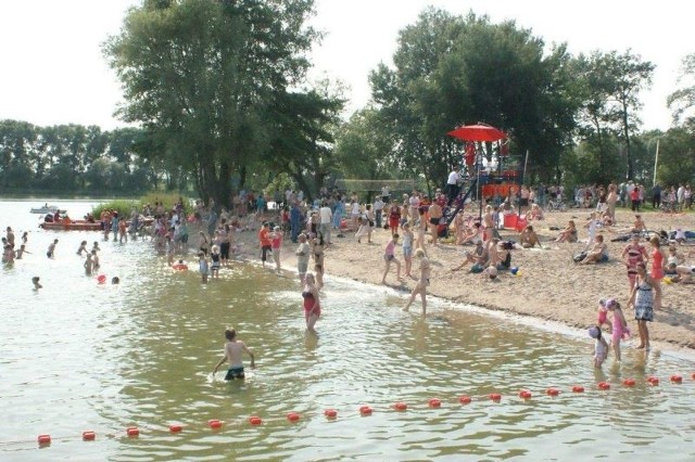 Na plaży w Czarmuniu dwie 14-latki zostały zaatakowane przez młodzież. 