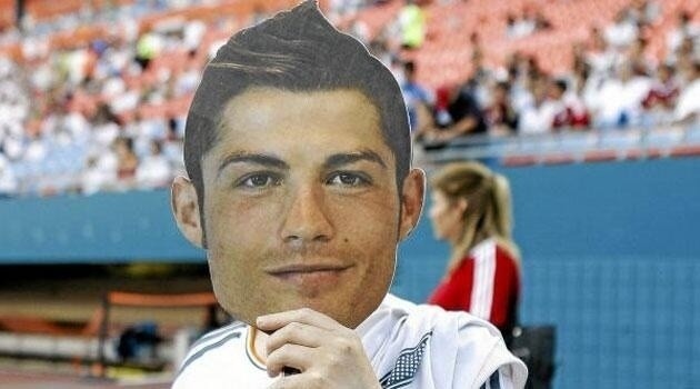 Kibice Realu w maskach Cristiano Ronaldo na mecz z Galatasaray [MASKA RONALDO DO WYDRUKOWANIA]