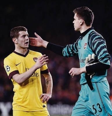 Barcelona - Arsenal. Kontuzjowany Wojciech Szczęsny (z prawej) schodzi z boiska, obok Jack Wilshere. Fot. EPA/Alberto Estevez