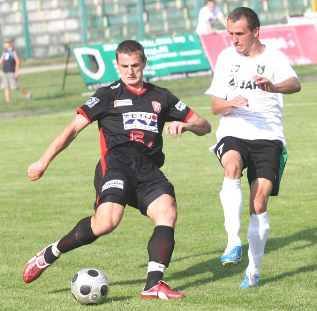 Wojciech Białek (z prawej) strzelił jedynego gola w sparingu Stali z Resovią i stalowowolanie pokonali na własnym boisku swojego rywala z drugiej ligi 1:0.