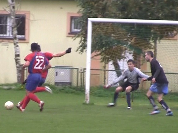 Piotr Lisowski zdobywa gola na 1:0 dla Gryfa II.