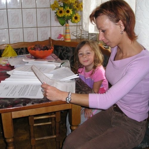 - Jestem bezsilna, nikt nam nie chce pomóc. Jestem już tak zastraszona i znerwicowana przez tych ludzi, że poważnie myślę o leczeniu. Boję się też o dzieci, one uczestniczą w tym koszmarze - mówi Iza Brzózka, na zdjęciu z córką Nikolą.