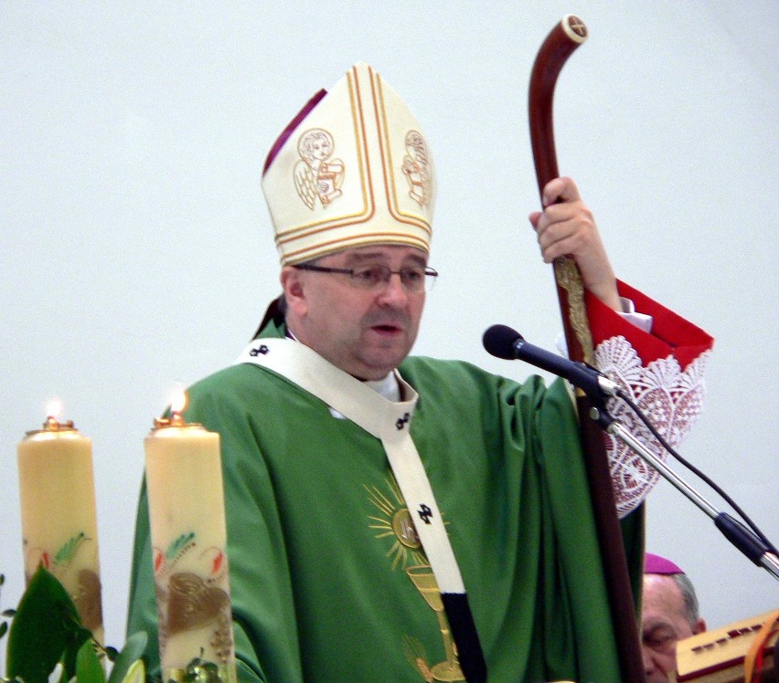Arcybiskup lubelski Józef Życiński podczas mszy świętej w...